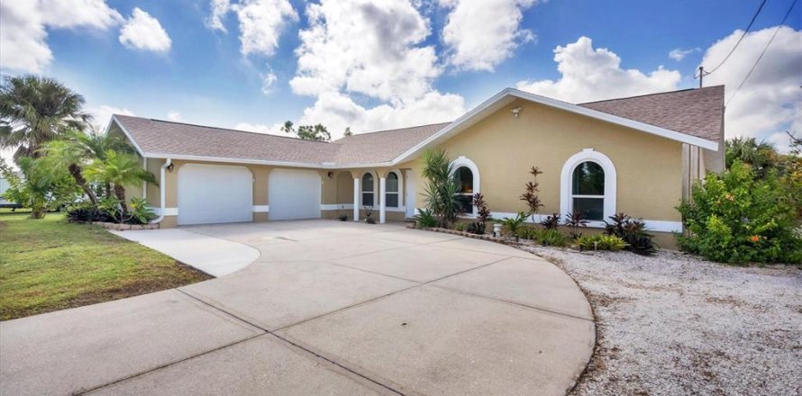 Casa en Port Charlotte, Florida 3 dormitorios, 206.15 m2 № 1379280