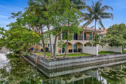 Townhouse in Oakland Park, Florida 4 bedrooms, 180.42 sq.m. № 1184004 - photo 3