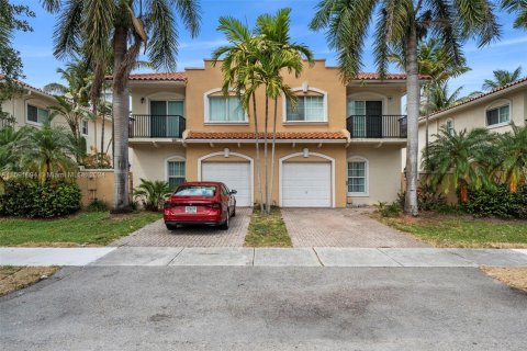 Touwnhouse à vendre à Oakland Park, Floride: 4 chambres, 180.42 m2 № 1184004 - photo 1