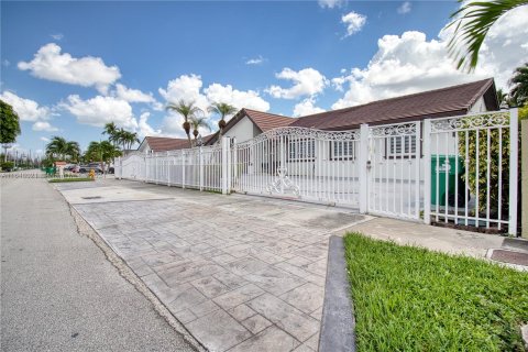 House in Miami, Florida 5 bedrooms, 209.49 sq.m. № 1330740 - photo 5