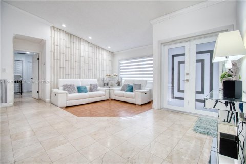 House in Miami, Florida 5 bedrooms, 209.49 sq.m. № 1330740 - photo 7