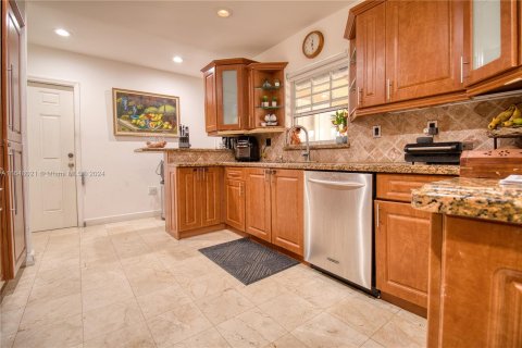 House in Miami, Florida 5 bedrooms, 209.49 sq.m. № 1330740 - photo 11