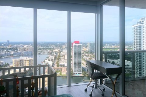 Condo in Hallandale Beach, Florida, 3 bedrooms  № 1360291 - photo 24