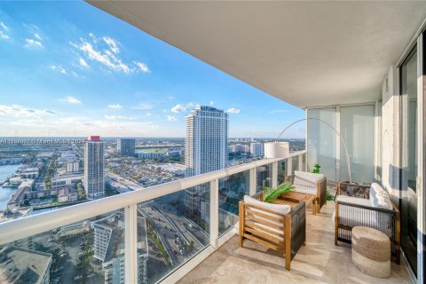 Condo in Hallandale Beach, Florida, 3 bedrooms  № 1360291 - photo 1