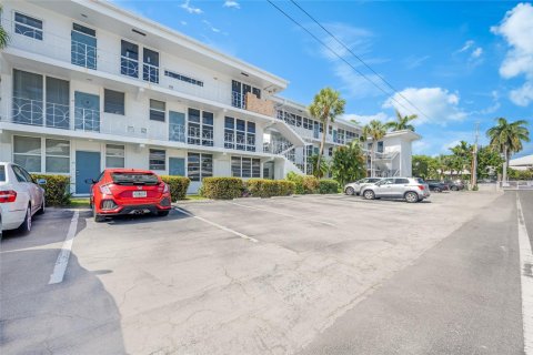 Condo in Fort Lauderdale, Florida, 2 bedrooms  № 1171381 - photo 1