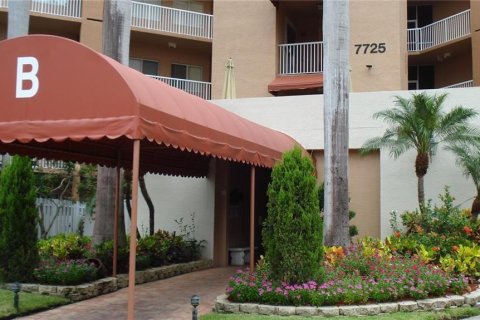 Condo in Tamarac, Florida, 2 bedrooms  № 860973 - photo 1