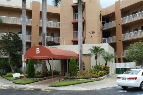 Condo in Tamarac, Florida, 2 bedrooms  № 860973 - photo 13