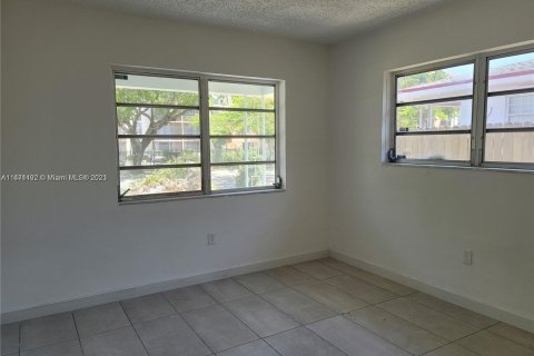 Immobilier commercial à vendre à North Miami Beach, Floride: 230.68 m2 № 781793 - photo 3