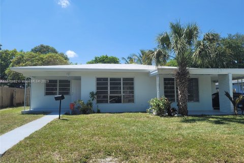 Immobilier commercial à vendre à North Miami Beach, Floride: 230.68 m2 № 781793 - photo 1