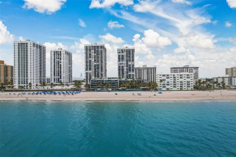 Condominio en venta en Hollywood, Florida, 3 dormitorios, 203.73 m2 № 1271935 - foto 2