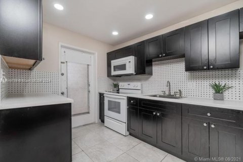 Condo in Hollywood, Florida, 1 bedroom  № 1271938 - photo 11