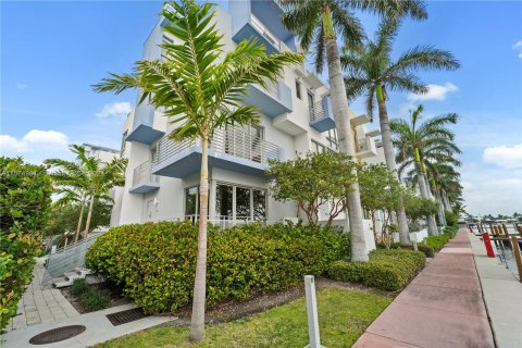 Townhouse in Miami Beach, Florida 3 bedrooms, 202.43 sq.m. № 1141890 - photo 1