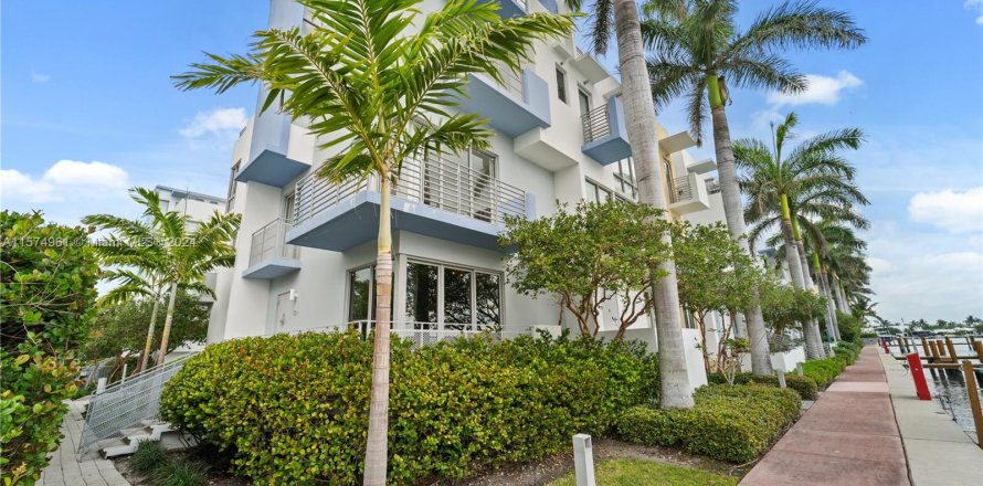 Townhouse in Miami Beach, Florida 3 bedrooms, 202.43 sq.m. № 1141890