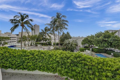 Condo in Miami Beach, Florida, 1 bedroom  № 165839 - photo 22