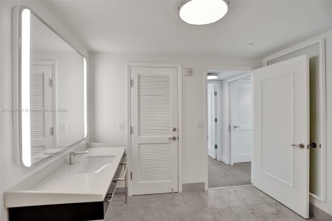 Condo in Miami Beach, Florida, 1 bedroom  № 165839 - photo 28