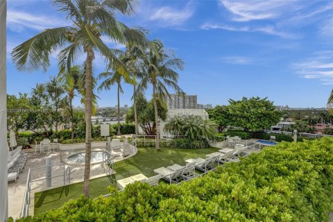 Condo in Miami Beach, Florida, 1 bedroom  № 165839 - photo 23