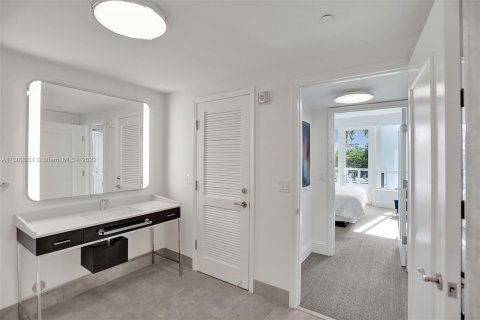 Condo in Miami Beach, Florida, 1 bedroom  № 165839 - photo 29