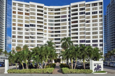 Condo in Hollywood, Florida, 2 bedrooms  № 1331171 - photo 1