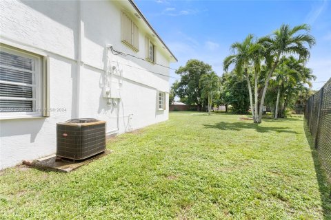 Villa ou maison à vendre à Lauderhill, Floride: 4 chambres, 224.82 m2 № 1374371 - photo 22