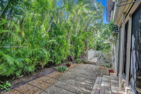 House in Coral Gables, Florida 4 bedrooms, 276.57 sq.m. № 1290845 - photo 29