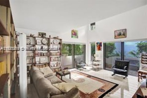 House in Coral Gables, Florida 4 bedrooms, 276.57 sq.m. № 1290845 - photo 13