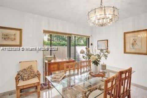 House in Coral Gables, Florida 4 bedrooms, 276.57 sq.m. № 1290845 - photo 9