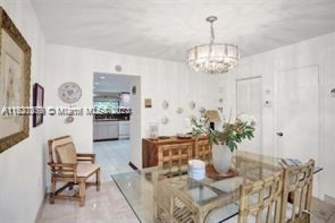 House in Coral Gables, Florida 4 bedrooms, 276.57 sq.m. № 1290845 - photo 7