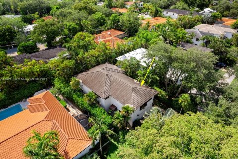 House in Coral Gables, Florida 4 bedrooms, 276.57 sq.m. № 1290845 - photo 10