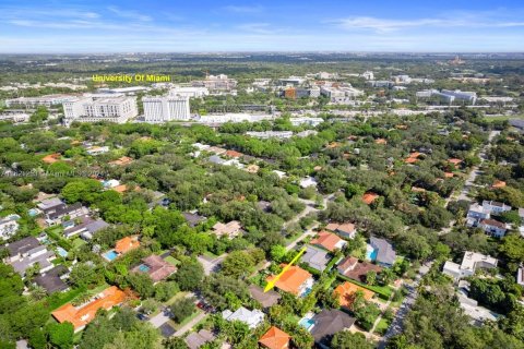 House in Coral Gables, Florida 4 bedrooms, 276.57 sq.m. № 1290845 - photo 1