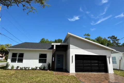 House in Tampa, Florida 4 bedrooms, 179.95 sq.m. № 1113791 - photo 1