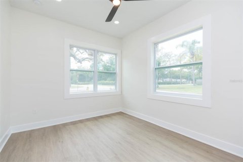 House in Tampa, Florida 4 bedrooms, 179.95 sq.m. № 1113791 - photo 23