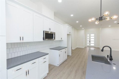 Casa en venta en Tampa, Florida, 4 dormitorios, 179.95 m2 № 1113791 - foto 11