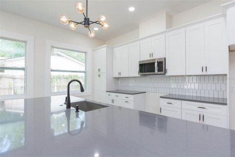 House in Tampa, Florida 4 bedrooms, 179.95 sq.m. № 1113791 - photo 13