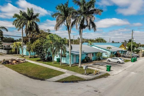 Commercial property in Florida City, Florida № 1153439 - photo 1
