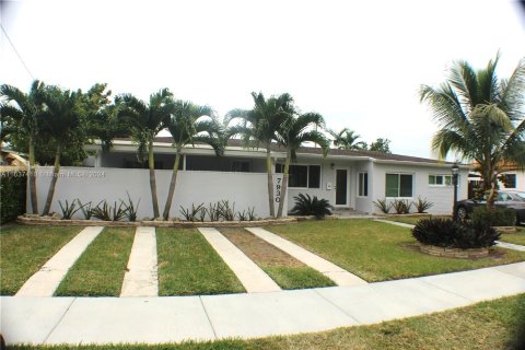 Villa ou maison à vendre à Miami, Floride: 5 chambres, 163.14 m2 № 1309655 - photo 1