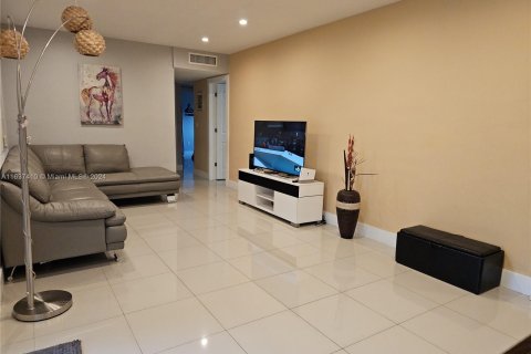 Casa en venta en Miami, Florida, 5 dormitorios, 163.14 m2 № 1309655 - foto 3