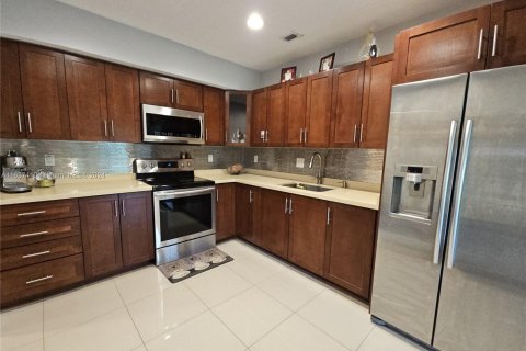 House in Miami, Florida 5 bedrooms, 163.14 sq.m. № 1309655 - photo 8