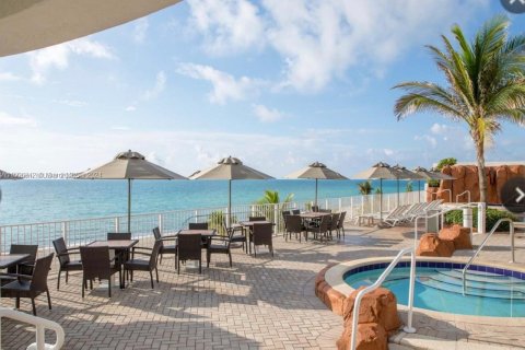 Hotel en venta en Sunny Isles Beach, Florida, 51.19 m2 № 925068 - foto 14