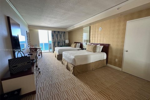 Hotel en venta en Sunny Isles Beach, Florida, 51.19 m2 № 925068 - foto 4
