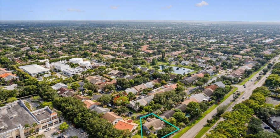 Villa ou maison à Coral Springs, Floride 4 chambres, 210.89 m2 № 1208666