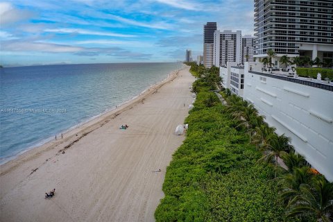 Condo in Hollywood, Florida, 1 bedroom  № 1330297 - photo 30