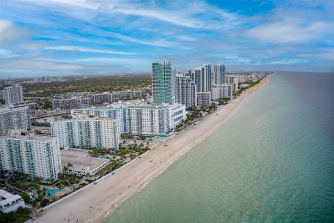 Condo in Hollywood, Florida, 1 bedroom  № 1330297 - photo 29