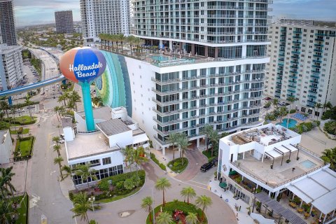 Condo in Hollywood, Florida, 1 bedroom  № 1330297 - photo 2