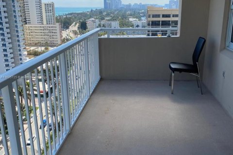 Condo in Hallandale Beach, Florida, 3 bedrooms  № 1309369 - photo 10