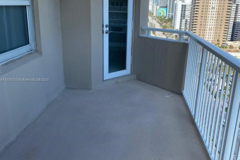 Condo in Hallandale Beach, Florida, 3 bedrooms  № 1309369 - photo 11