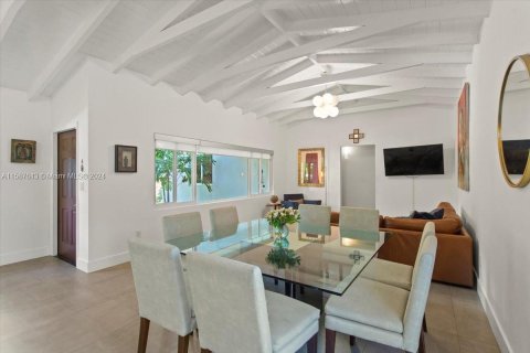 House in Coral Gables, Florida 3 bedrooms, 199.18 sq.m. № 1176352 - photo 8