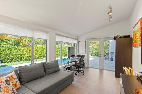 House in Coral Gables, Florida 3 bedrooms, 199.18 sq.m. № 1176352 - photo 23