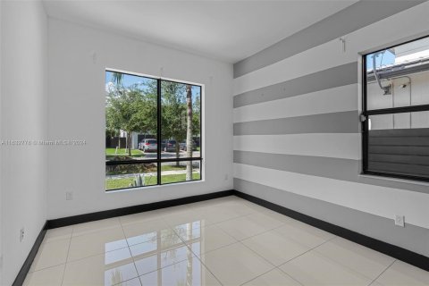 House in Miami, Florida 5 bedrooms, 282.89 sq.m. № 1293288 - photo 26