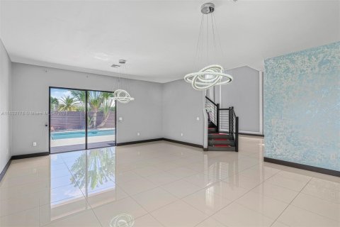 House in Miami, Florida 5 bedrooms, 282.89 sq.m. № 1293288 - photo 11