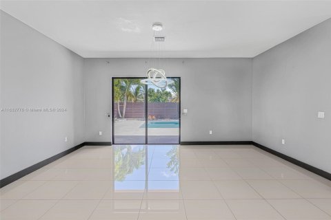 House in Miami, Florida 5 bedrooms, 282.89 sq.m. № 1293288 - photo 10